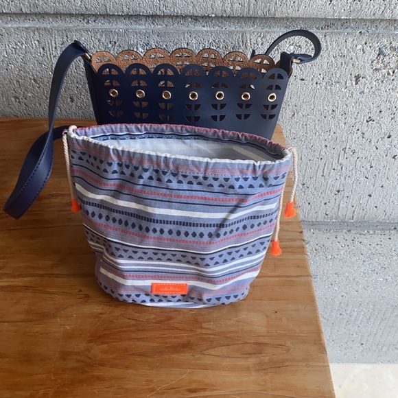 Stella & Dot Bucket Bag with removable pouch liner - Picture 11 of 16